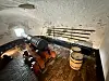 Historische Kanonen und Fässer im Geschützkeller der Kasematten von Naarden.