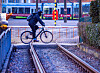 Radfahrer passiert gesperrte Gleise am bestreikten Depot der Rostocker Straßenbahn AG.