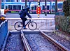 Radfahrer passiert gesperrte Gleise am bestreikten Depot der Rostocker Straßenbahn AG.