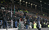 Hannover-Fans und Ordner drängen sich im Stadion vor einem überfüllten Block an Absperrungen.