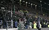 Hannover-Fans und Ordner drängen sich im Stadion vor einem überfüllten Block an Absperrungen.