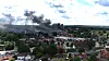 Dichte Rauchwolke über Tostedt, Feuerwehr bekämpft den Brand einer Werkstatt.