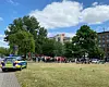 Polizei- und Feuerwehrkräfte am Tatort am Besenbinderhof.