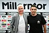 Andreas Bornemann und Marcel Rapp stehen vor einer Sponsorenwand bei der Trainerpräsentation des FC St. Pauli.