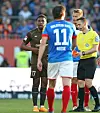 Schiri Kampka zeigte Oladapo Afolayan die Gelb-Rote Karte