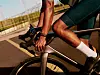 Radfahrer auf einem Rennrad, mit Händen am Lenker und ohne Smartphone für die Streckenaufzeichnung.