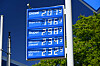 Blaue Preistafel einer Tankstelle in Bergedorf mit schwankenden Spritpreisen vor blauem Himmel.