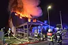 Feuerwehrleute löschen nachts einen brennenden Dachstuhl einer Doppelhaushälfte in Lasbek.