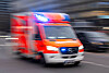 Ein Rettungswagen der Feuerwehr fährt mit Blaulicht zum Einsatz (Symbolbild).