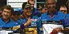 Adelaide 1994: Weltmeister Michael Schumacher feiert mit Benetton-Chefingenieur Tom Walkinshaw (l.) und Teamchef Flavio Briatore.