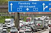 Autofahrer stehen vor dem Elbtunnel in Hamburg auf der A7 im Stau.