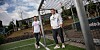 Phil Schmidt (35, l.) und Jan Piechowiak (36) machen Klamotten für den Bolzplatz aus Bio-Baumwolle.