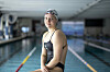 Lea Boy vor einem Schwimmbecken