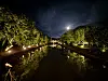 Stimmungsvoll illuminiert ist am Abend der „Rivière des Citronnière“, der durch das Resort fließt.