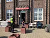 Einer der vielen Arbeiter, die hier nur vorübergehend wohnen sollen, sitzt auf den Stufen vor dem Eingang des Gebäudes.