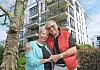 Die Meyer-Verheyens vor ihrer Wohnung in Uhlenhorst.