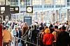 Reisende warten derzeit oft in langen Schlangen vor der Sicherheitskontrolle am Flughafen Hamburg auf die Abfertigung.