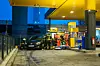 Feuerwehrleute heben den VW Golf an, um die Frau zu befreien.