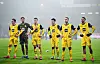 BVB-Spieler stehen frustriert vor den Fans