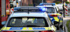 Ein Streifenwagen der Polizei ist mit Blaulicht im Einsatz.