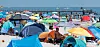 Zahlreiche Tourist:innen geniessen den Sommer am Ostseestrand in Grömitz.