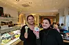 Nancy (37, rechts) und Inhaber-Tochter Eliona Cosaj (18) im „Eisige Liebe“ in Bergedorf.