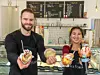 Die Inhaber Julian Scheibner und Kim Nguyen präsentieren ihre Eis-Kreationen.