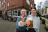 Inhaberin Ina Jung (li) und Luna (19) vor dem „Eisbüttel“ in Eimsbüttel. Hier dreht sich alles um Nachhaltigkeit.