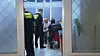 Ein Verletzter wird von der Polizei befragt – der Mann lehnte eine Behandlung durch den Rettungsdienst ab.