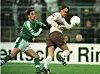 Rachid Azzouzi in jungen Jahren im Fürther Trikot gegen den FC St. Pauli und Markus Lotter (Foto von 1998)