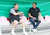 Rachid Azzouzi (52, r.) kam in Marokko zur Welt und wuchs im Rheinland auf. Er lobt Fürth-Trainer Alexander Zorniger (55) für dessen klare Worte gegen Rassismus.