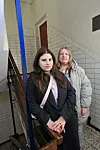 Margarita H. (links) und Lara O. wurden bei der Wohnungssuche um circa 3600 Euro abgezockt – und stehen ohne Wohnung da.
