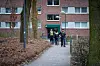 Polizisten vor dem Wohnhaus in Bergedorf.
