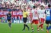 Tobias Welz zeigt einem Spieler die Gelbe Karte