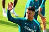 Cristiano Ronaldo grüßt beim öffentlichen Training die Fans.