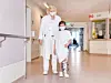 Dr. Rita Schoop (r.) mit Morsals (9), deren Bein durch den Fixateur begradigt werden konnte. Nun steht dem Mädchen noch eine Operation bevor.