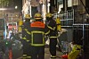 Einsatzkräfte der Feuerwehr vor dem Wohnhaus an der Hopfenstraße.
