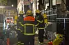 Einsatzkräfte der Feuerwehr vor dem Wohnhaus an der Hopfenstraße.
