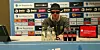 Trug während der Pressekonferenz Hut und Sonnenbrille: Saarbrücken-Trainer Lukas Kwasniok