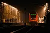 Mitarbeiter der Spurensicherung sind auf einem Bahnsteig an einem Regionalzug im Einsatz, gegenüber stehen Polizisten.