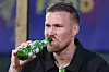Kevin Großkreutz trinkt ein Bier