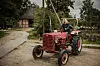 MOPO Reporterin Emilia Skibbe sitzt auf einem roten Traktor.