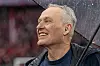 Christian Streich lächelt als Sky-Experte in der Arena beim Bundesliga-Spiel Bayern gegen Frankfurt.