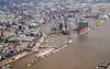 Blick auf den Hafen mit der Elbphilharmonie (r) in der HafenCity und den Landungsbrücken (u).
