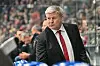 Bill Peters sitzt als Trainer der Augsburger Panther auf der Bank im Curt-Frenzel-Stadion während des Spiels gegen Wolfsburg.