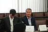 Stephan Hensel und sein Anwalt Philip von der Meden sitzen im Gerichtssaal des Landgerichts Hamburg.