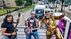 Gute Stimmung auf dem Party-Truck: Bandleader Bernd Wiedenhöft („Boerney“, v.l.) mit dem Gitarristen Ron Matz und Partysänger Jack Gelee.