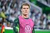 Kevin Behrens guckt zerknirscht beim Aufwärmen während des Heimspiels gegen Werder Bremen.