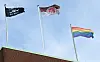 Totenkopf-, St. Pauli- und Regenbogenflagge am Millerntor