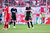 Jackson Irvine richtet seine Kapitänsbinde